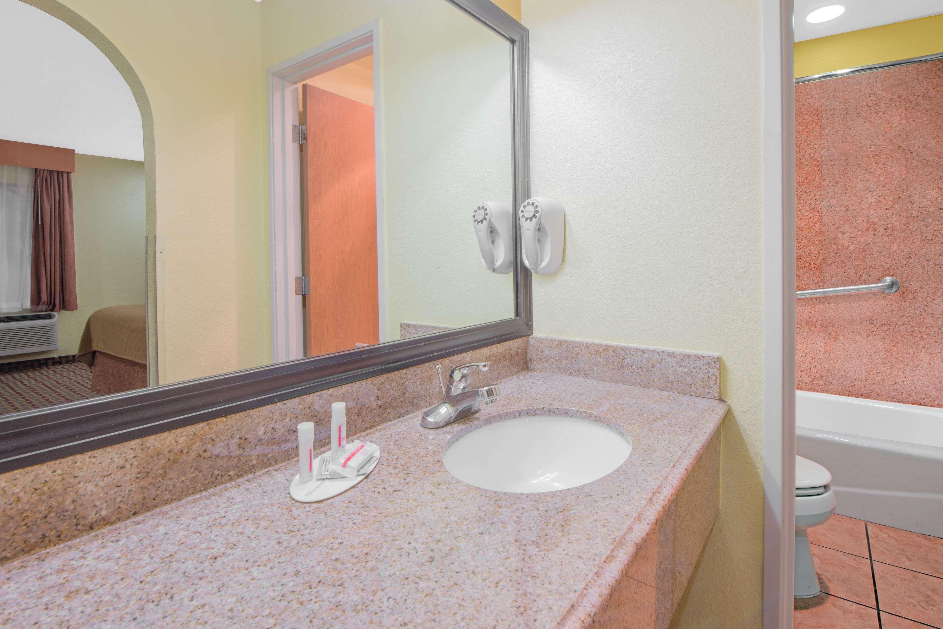 Days Inn By Wyndham Lubbock South Kültér fotó